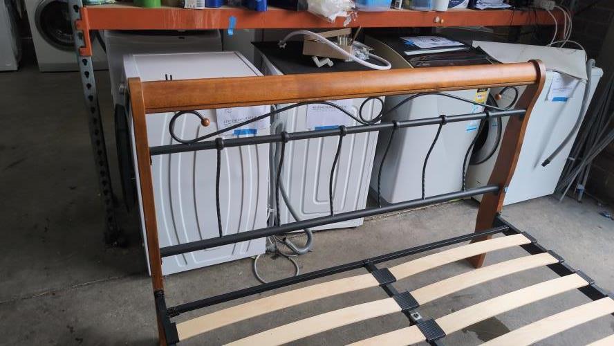 Second-hand Queen Size Bed Frame - Photo 4)