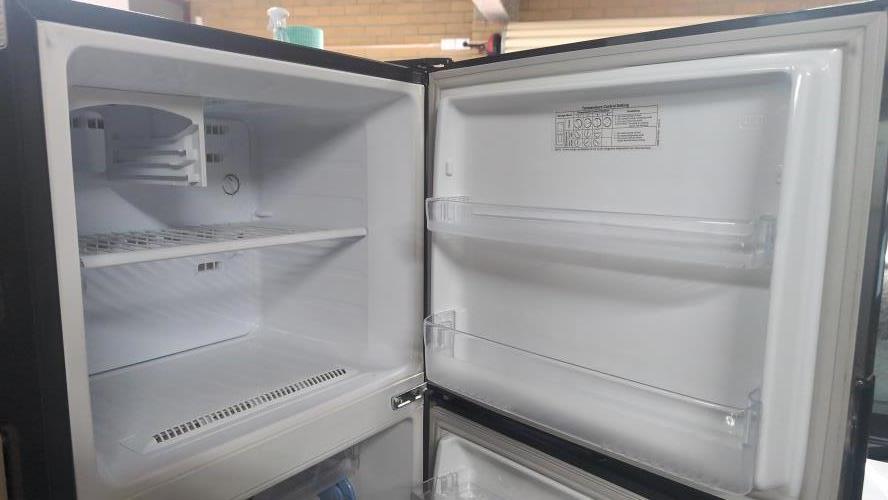 Second-hand Samsung 230L Top Mount Fridge - Photo 4)