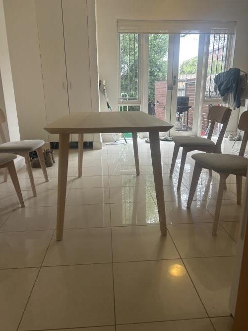 Second-hand Dining Table with 4 Chairs - Photo 4)