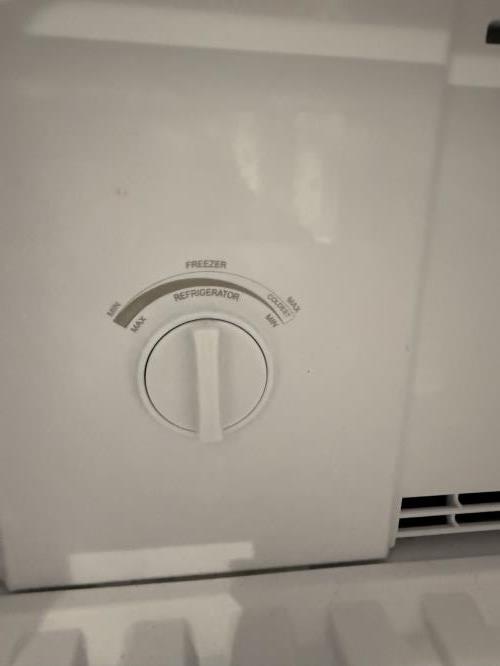 Second-hand Chiq 202L Top Mount Fridge - Photo 4)