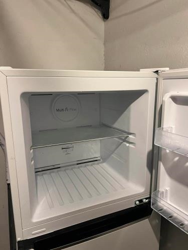 Second-hand Chiq 202L Top Mount Fridge - Photo 4)