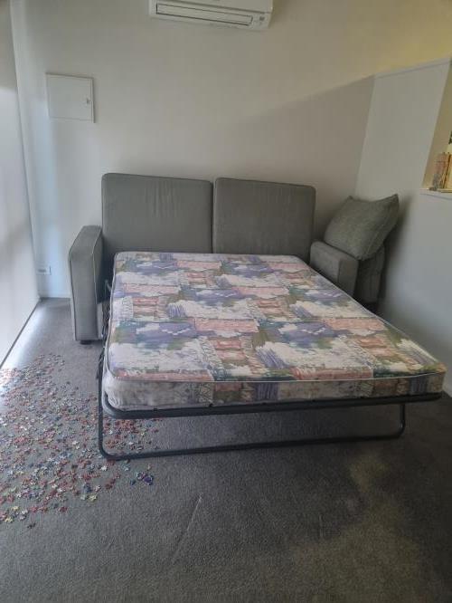 Second-hand Sofa Bed - Photo 4)