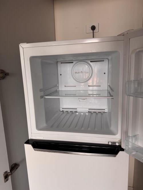 Second-hand Chiq 216L Top Mount Fridge - Photo 4)