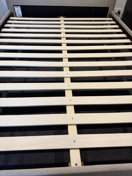 Second-hand Queen bed frame - Photo 4)