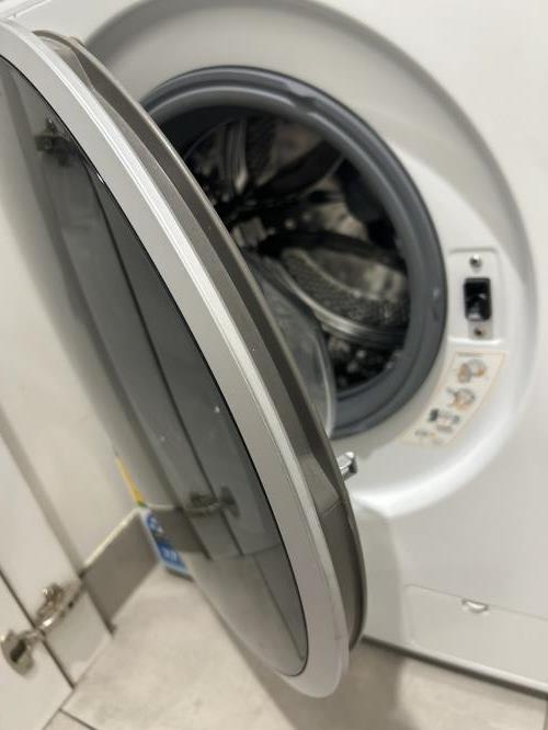 Second-hand LG 8kg Front Load Washing Machine - Photo 4)