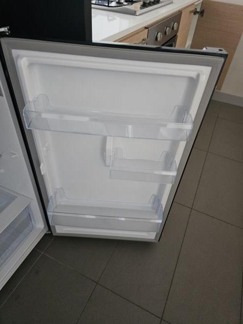Second-hand Chiq 202L Top Mount Fridge - Photo 4)
