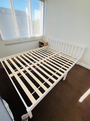 Second-hand Queen Size Bed Frame - Photo 4)