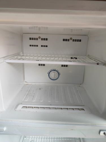 Second-hand Whirlpool 212L Top Mount Fridge - Photo 4)