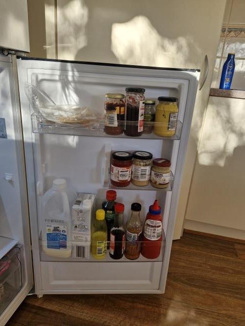 Second-hand Chiq 202L Top Mount Fridge - Photo 5)