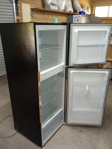 Second-hand Chiq 202L Top Mount Fridge - Photo 5)