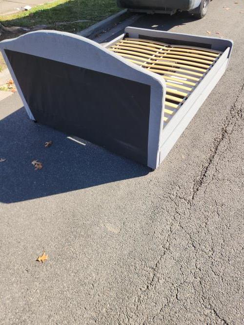 Second-hand Queen Size Bed Frame with 4 Drawers - Photo 5)