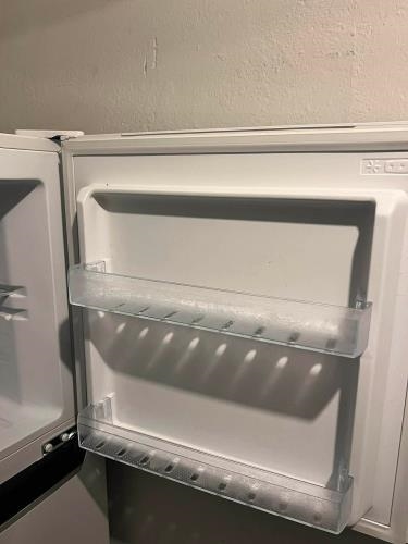 Second-hand Chiq 202L Top Mount Fridge - Photo 5)