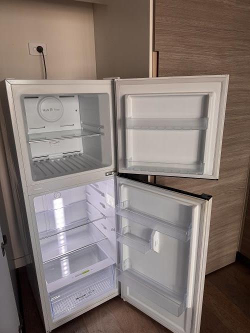 Second-hand Chiq 216L Top Mount Fridge - Photo 5)