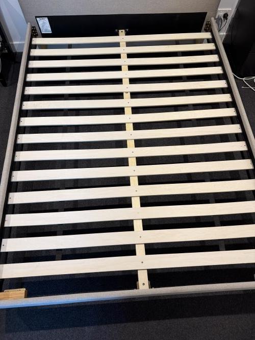Second-hand Queen bed frame - Photo 5)