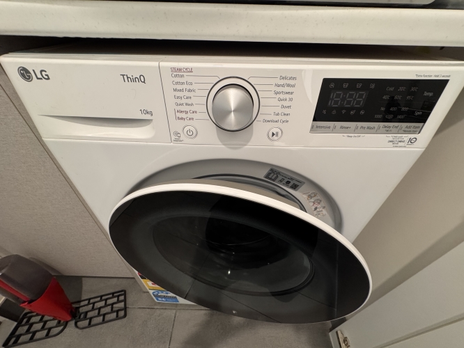 Second-hand LG 10kg Front Load Washing Machine - Photo 5)