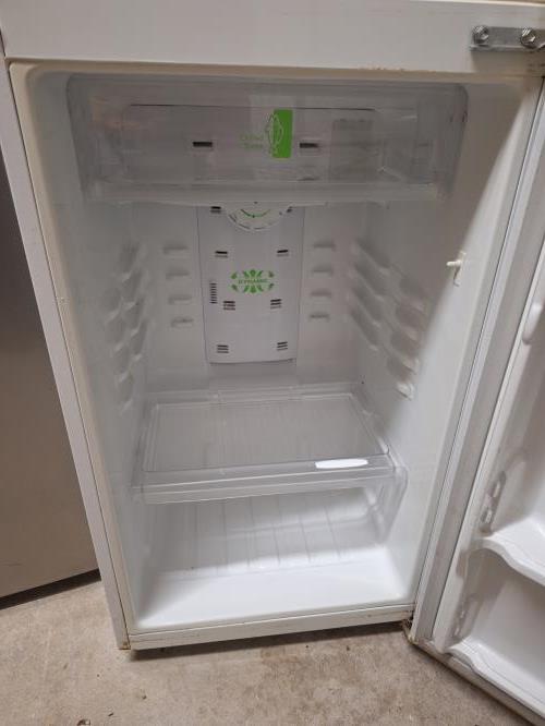 Second-hand Samsung 210L Top Mount Fridge with most shelves missing - Photo 6)
