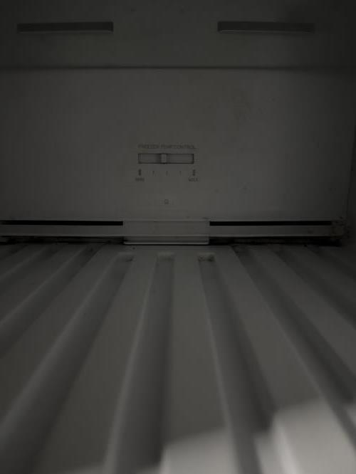 Second-hand Chiq 216L Top Mount Fridge - Photo 6)