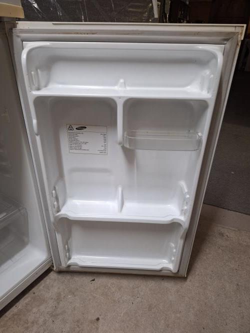 Second-hand Samsung 210L Top Mount Fridge with most shelves missing - Photo 8)