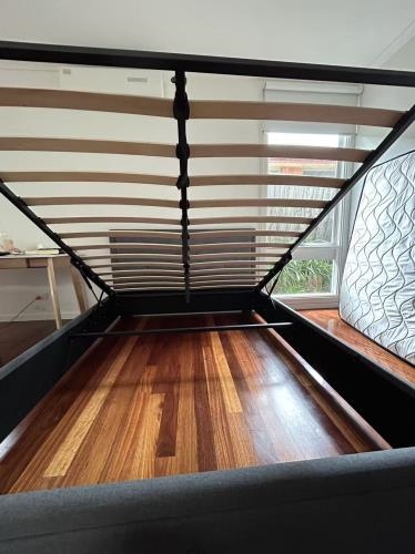 Second-hand Queen Size Bed Frame - Photo 8)