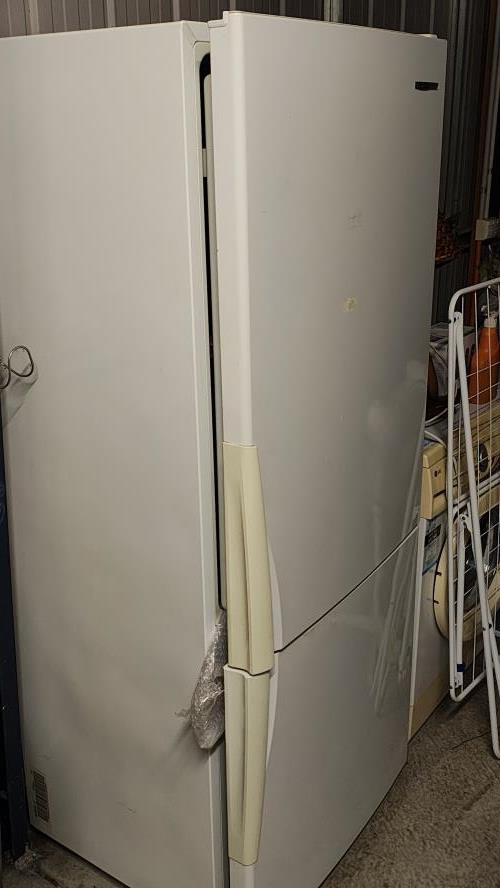 Second-hand Westinghouse 381L Bottom Mount Fridge - Photo 9)